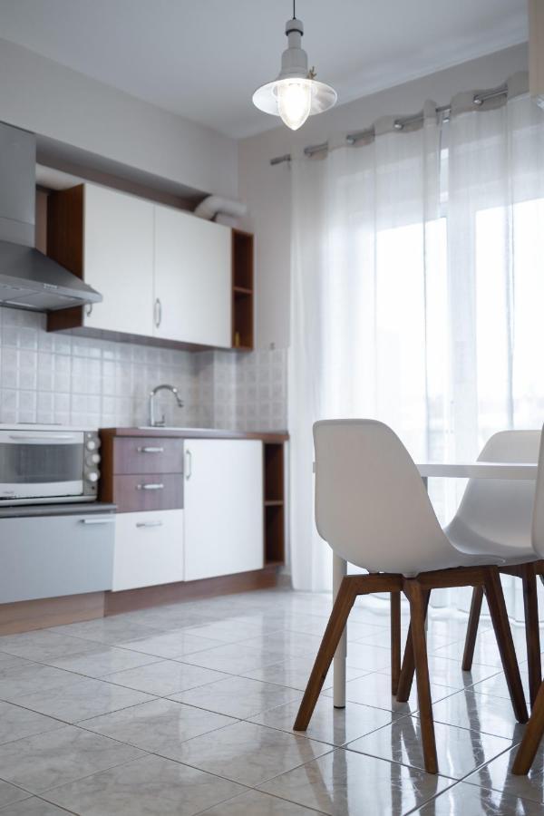 Central Apartment With Parking Lárisa Eksteriør bilde
